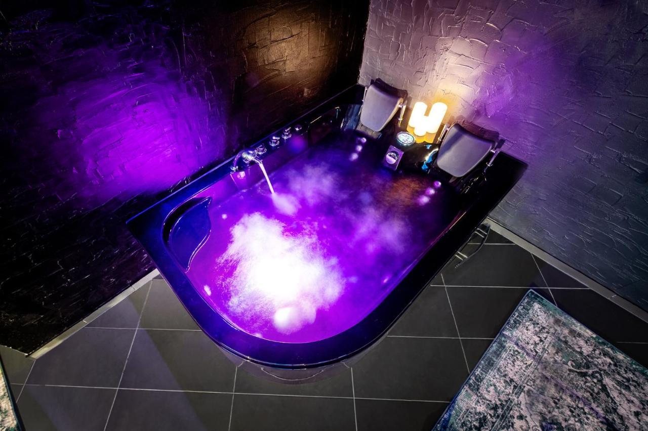 Jacuzzi Cinema loft Apartment Kaunas Exterior foto